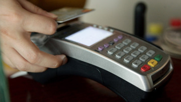 Εφορία: Προσοχή στις δαπάνες - Τι ποσό πρέπει να καλύψετε μέχρι το Δεκέμβριο για να μην πληρώσετε «χαράτσι» 22%