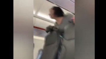 Χαμός σε πτήση: Γυναίκα αρνητής της μάσκας έβηχε επίτηδες στους επιβάτες - Δείτε βίντεο