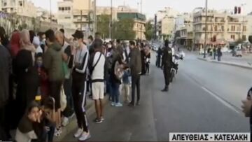 Ουρά και συνωστισμός έξω από την Υπηρεσία Ασύλου