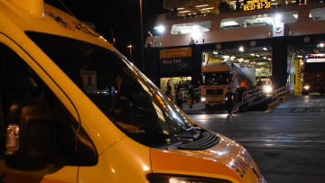 Δείτε Βίντεο - Στον Πειραιά το «Blue Star Delos» με 23 Γάλλους ύποπτους για κορωνοϊό