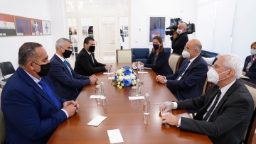 Με εκπροσώπους της ελληνικής μειονότητας στην Αλβανία, συναντήθηκε ο Νίκος Δένδιας