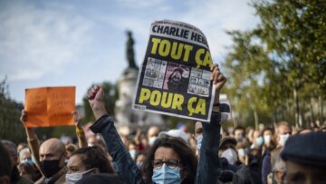 Παρίσι: Bουλευτές με μάσκες στα χρώματα της γαλλικής σημαίας τήρησαν ενός λεπτού σιγή στη μνήμη του καθηγητή