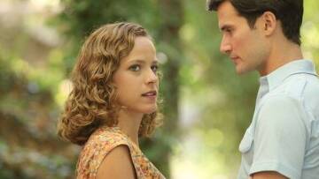 Άγριες Μέλισσες: Ένας άνδρας έρχεται στο Διαφάνι και πολιορκεί την Ασημίνα