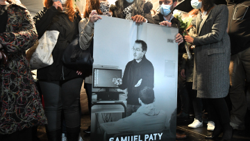 Ενός λεπτού σιγή τη Δευτέρα στα ελληνικά σχολεία για τον δολοφονημένο Γάλλο καθηγητή