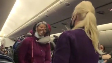 Επιβάτης χαστούκισε αεροσυνοδό επειδή της είπε να βάλει σωστά τη μάσκα της 