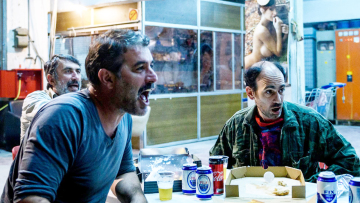 «Άνθρωποι και Ποντίκια»: Η παράσταση - φαινόμενο του Βασίλη Μπισμπίκη επιστρέφει για τρίτη χρονιά