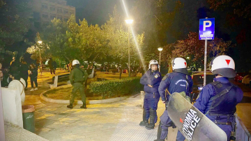 Θεσσαλονίκη: Αστυνομικοί απομάκρυναν νεαρούς από πλατεία - Δείτε βίντεο