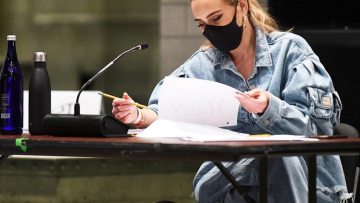 Ξεχάστε την Adele που ξέρατε: Την είδαμε στο Saturday Night Live και πλέον είμαστε σίγουροι ότι είναι «άλλος» άνθρωπος