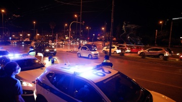 Κορωνοϊός: Αστυνομικοί έκαναν «πλάτες» σε μπαρ του Πειραιά που παραβίαζε τα μέτρα