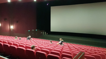 To Δημόσιο θα αγοράζει τις κενές θέσεις σε θέατρα, σινεμά και… ΚΤΕΛ!