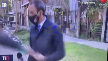 Κλέφτης άρπαξε το κινητό δημοσιογράφου σε ζωντανή σύνδεση και άρχισε να τον κυνηγάει 