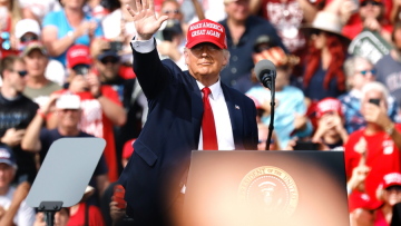 Αμερικανικές εκλογές - Τραμπ: Πήγαν στην προεκλογική του ομιλία στη Φλόριντα και κατέληξαν στο νοσοκομείο με... ηλίαση