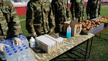 Σεισμός στη Σάμο: Στρατιώτες στήνουν σκηνές και βοηθούν τους πληγέντες 