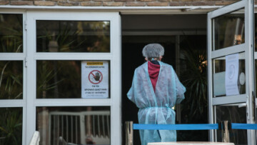 Κορωνοϊός: Αγωνία ξανά για τα γηροκομεία – Συναγερμός σε Πειραιά και Ιωάννινα