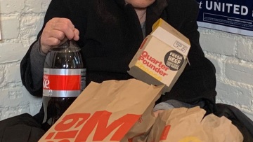 Η Γκλεν Κλόουζ μεταμφιέστηκε σε... άστεγο Ντόναλντ Τραμπ για το Ηalloween