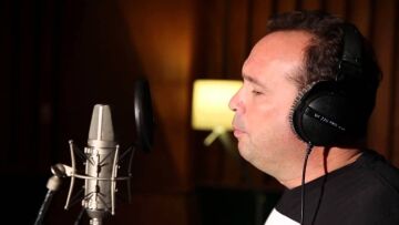 Κώστας Μακεδόνας: Επιστρέφει με μια ερωτική λαϊκή μπαλάντα