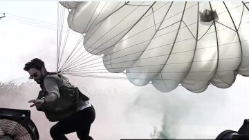 GNTM: Η θεαματική ελεύθερη πτώση του Γιώργου Καράβα από τα 14.000 πόδια 