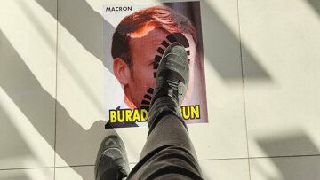 Τουρκία: Πατάνε πάνω στο «πρόσωπο» του Μακρόν - Δείτε φωτογραφίες