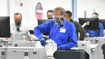 Αμερικανικές εκλογές: Λεπτό προς λεπτό η αναμέτρηση - Κλείνει το προβάδισμα Μπάιντεν στους εκλέκτορες, στον Τραμπ η Φλόριντα