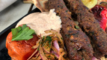 Τα μαγειρέματα της καραντίνας: Ελαφρύ κεμπάπ με σάλτσα γιαουρτιού και χειροποίητες πίτες