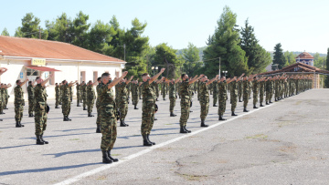 Στρατιωτική θητεία: «Βρέχει» νεοσύλλεκτους παρά την καραντίνα - Το 12μηνο «πλημμύρισε» τα στρατόπεδα