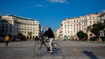 Κορωνοϊός: Τεράστια η διασπορά στη Θεσσαλονίκη, επιθετική αύξηση στην Αττική - Πού βρισκόμαστε με τις ΜΕΘ