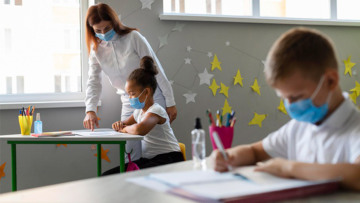Δωρεάν διανομή μασκών προστασίας σε κοινωφελείς οργανισμούς και σχολεία από την ACS