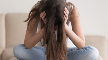 Οι 25άρηδες νιώθουν μεγαλύτερη μοναξιά από τους 60άρηδες