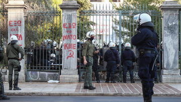 Προσαγωγές ατόμων μέσα στο Πολυτεχνείο - Ταυτόχρονη επιχείρηση και στην Πολυτεχνειούπολη