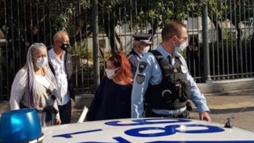 Πολυτεχνείο: Προσαγωγή δύο γυναικών που πήγαν να μοιράσουν τρόφιμα στους συγκεντρωμένους