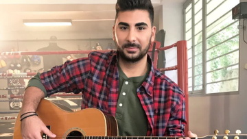 Κωνσταντίνος Παντελίδης: Ο μικρότερος αδερφός του αξέχαστου Παντελή Παντελίδη παρουσιάζει το πρώτο του τραγούδι 