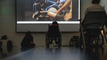 Στέγη: Διαδικτυακό εργαστήριο για την χορευτική τέχνη ατόμων με αναπηρία