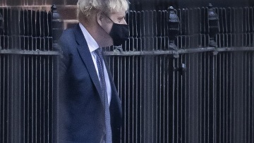 Μπόρις Τζόνσον: «Νιώθω καλύτερα από ποτέ και θα συνεχίσω να εργάζομαι και στην καραντίνα μου» 