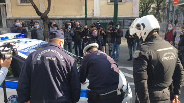 Πολυτεχνείο: Πρόστιμο 300 ευρώ σε γυναίκα που άφησε λουλούδι