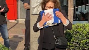 Η μητέρα του Παύλου Φύσσα με τη σημαία του Πολυτεχνείου στο σημείο όπου δολοφονήθηκε ο γιος της