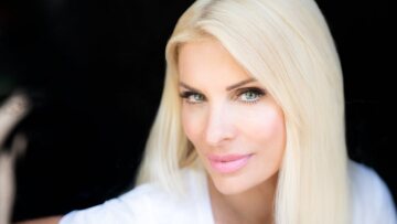 Ελένη Μενεγάκη: Ποζάρει στον κήπο της και εύχεται «καλά Χριστούγεννα»