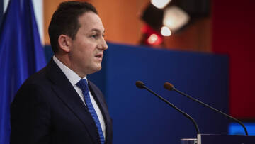 Στέλιος Πέτσας: Η εξάπλωση του κορωνοϊού γίνεται εντός οικογενειών - Ελαχιστοποιήστε τις επαφές με τους μεγάλους ανθρώπους