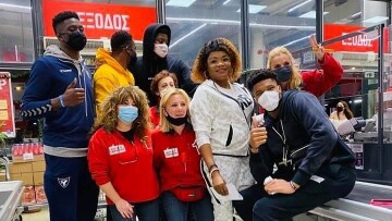 Γιάννης Αντετοκούνμπο: Μοίρασε τρόφιμα στα Σεπόλια μακριά από τις κάμερες