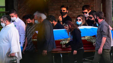 Ντιέγκο Μαραντόνα: «Σκεπασμένος» με τη σημαία της Αργεντινής στην τελευταία του κατοικία