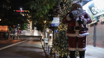Κορωνοϊός: Φειδωλά τα Χριστούγεννα - Λιανεμπόριο με δόσεις, σχολεία και εστίαση από το 2021
