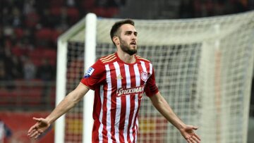 Σπουδαία κίνηση από τον Κώστα Φορτούνη: Δώρισε φανέλες στους ομογενείς της Αργεντινής