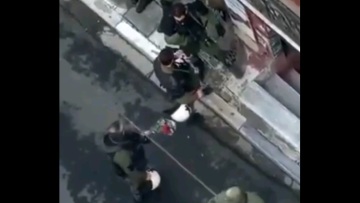 Εξάρχεια: Αστυνομικός «παίζει» με ανθοδέσμη για τον Γρηγορόπουλο - ΕΔΕ διέταξε η ΕΛΑΣ