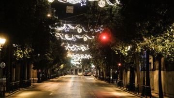 Γιορτές με αυστηρά μέτρα - Πάνω από 2.000 νεκροί σε τρεις εβδομάδες