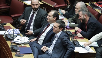 Βουλευτές του ΣΥΡΙΖΑ εναντίον Σπίρτζη για το 13ο μισθό στους αστυνομικούς