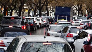 Κίνηση στους δρόμους: Μποτιλιάρισμα με  βροχή στους δρόμους της Αθήνας - Live εικόνα