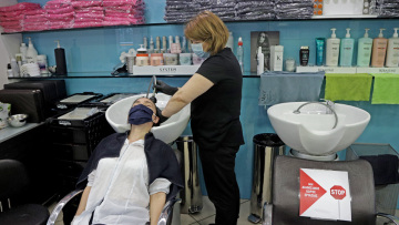 Κομμωτήρια: Προς άνοιγμα τη Δευτέρα 