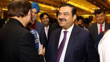 Ποιος είναι ο Ινδός κροίσος που έπεσε θύμα απαγωγής και τώρα επενδύει στην «πράσινη ενέργεια»