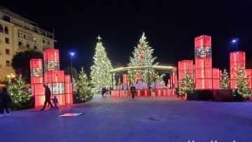 Θεσσαλονίκη: Φωταγωγήθηκε το χριστουγεννιάτικο δέντρο στην πλατεία Αριστοτέλους