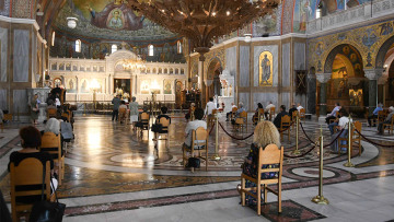 Μέτρα για τις γιορτές: Χριστούγεννα με ρεβεγιόν έως 9 άτομα - Πώς θα λειτουργήσουν οι Εκκλησίες - Δείτε το ΦΕΚ