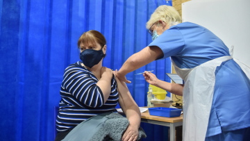 Κορωνοϊός: Πλούσιοι Βρετανοί προσπαθούν να παρακάμψουν τη σειρά για το εμβόλιο